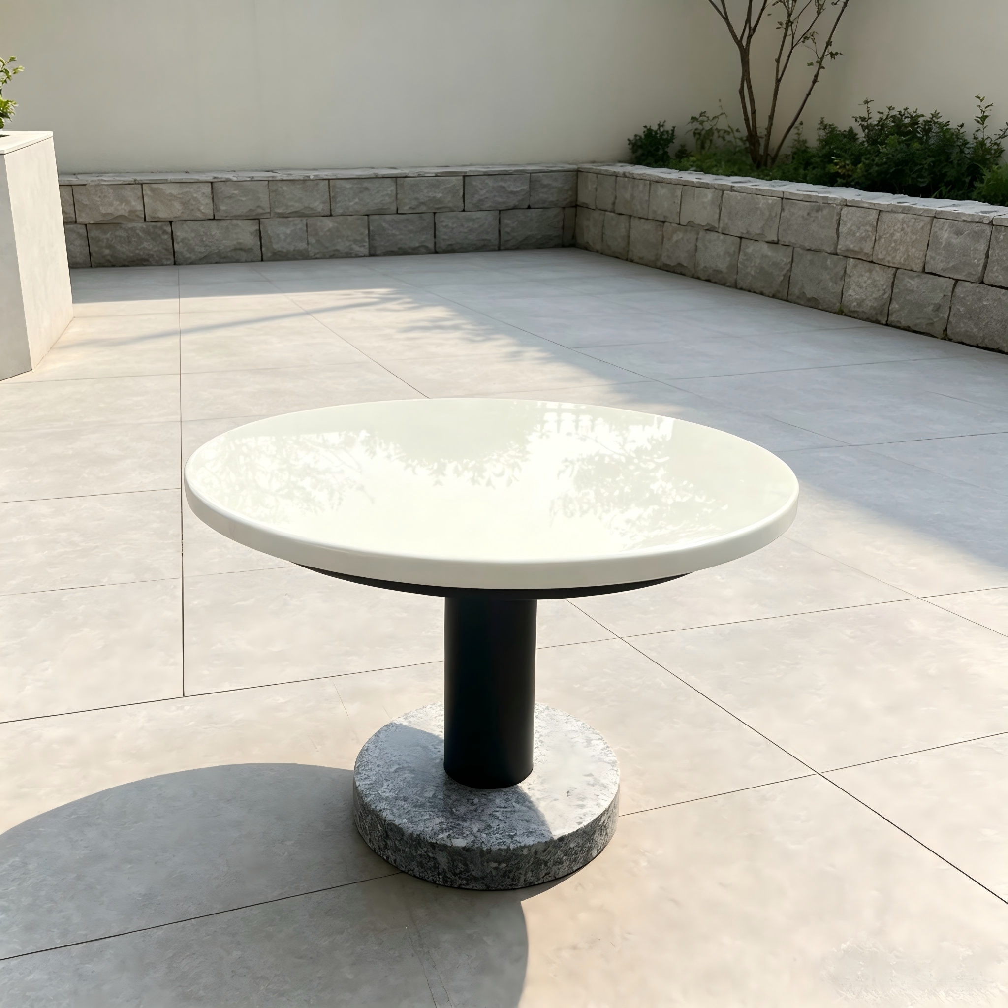 Hoogwaardige loungetafel met aluminium frame, granieten onderstel en tafelblad van gesinterd steen